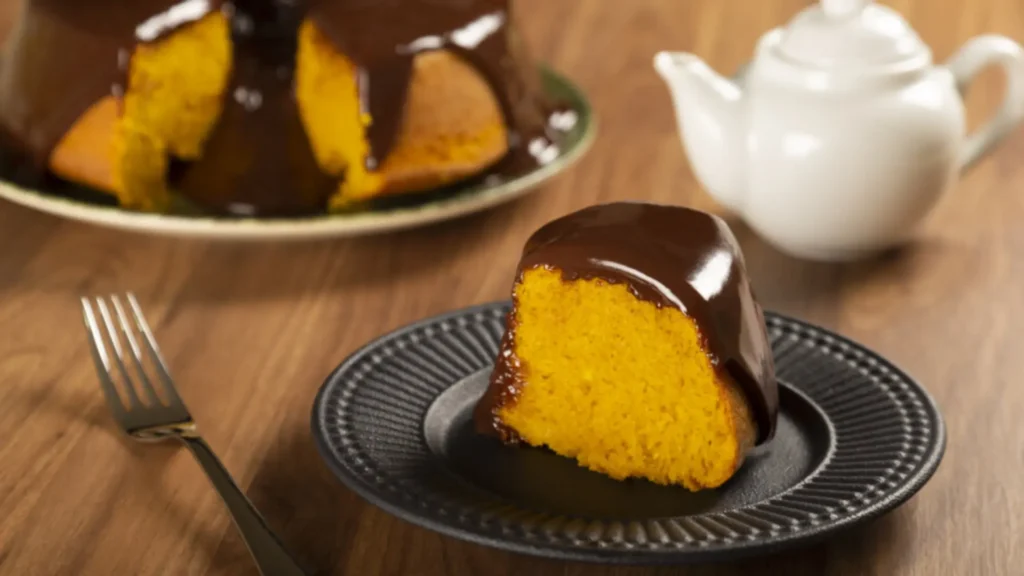 bolo de cenoura com cobertura de chocolate.