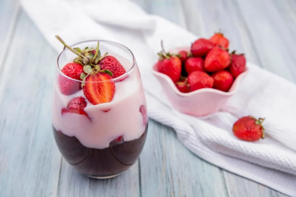 Pavê de chocolate com morangos, uma das melhores sobremesas de natal