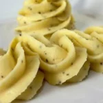 Ganache de chocolate branco com maracujá é uma das receitas de recheios de maracujá para bolos