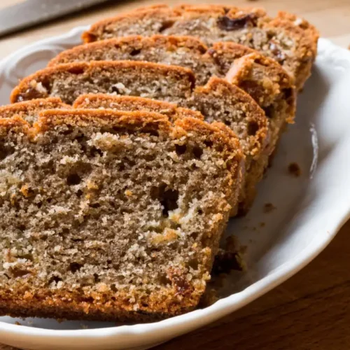 Bolo de aveia com banana e passas