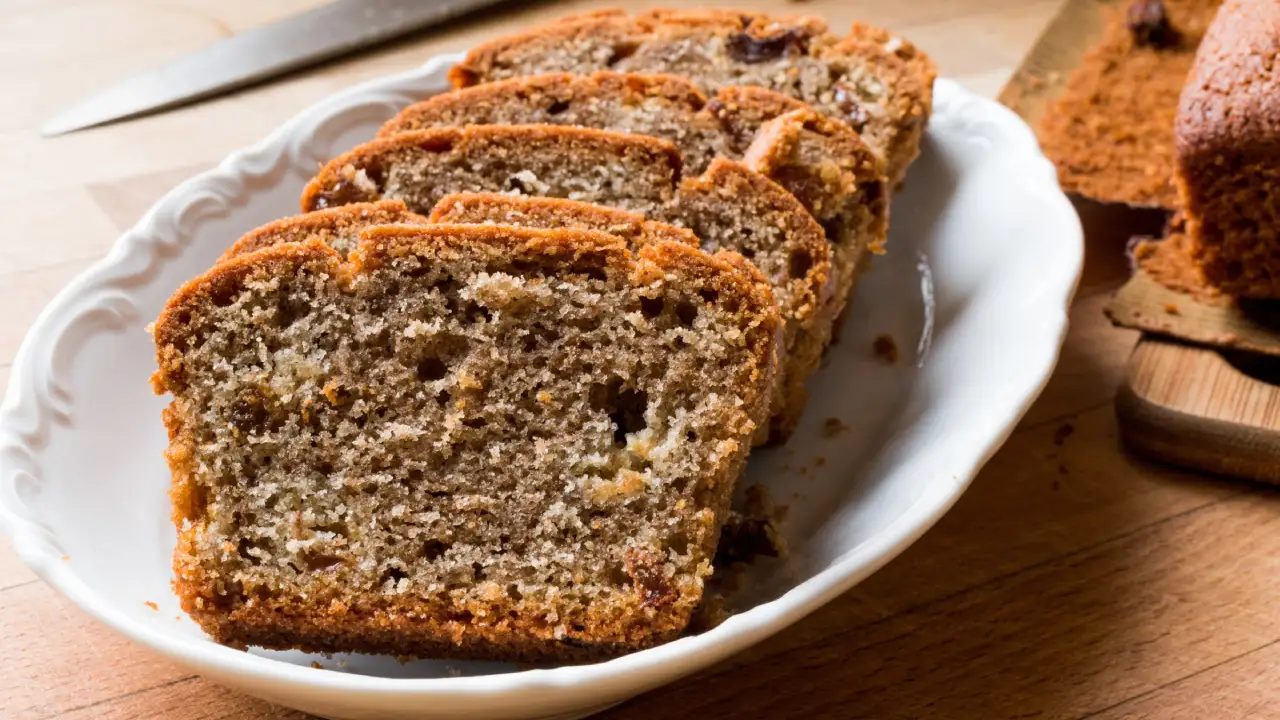 Bolo de aveia com banana e passas