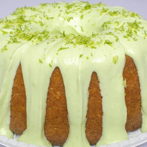 Bolo de limão com gelatina