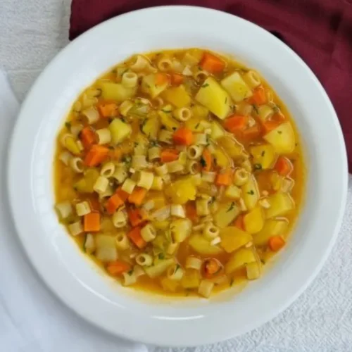 sopa de legumes e macarrão