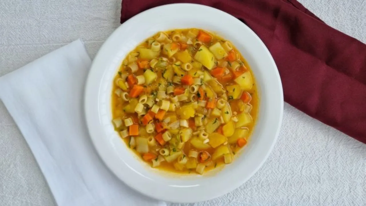 sopa de legumes e macarrão