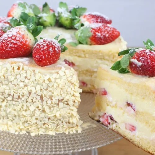 Bolo de leite ninho com morango